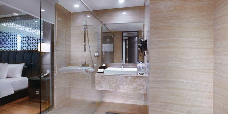 Deluxe Bathroom