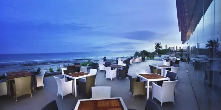 Enjoy your meals and drinks with sunset view in kupang