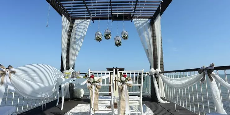 A perfect dock to celebrate a romantic yet intimate moment with your loved one.