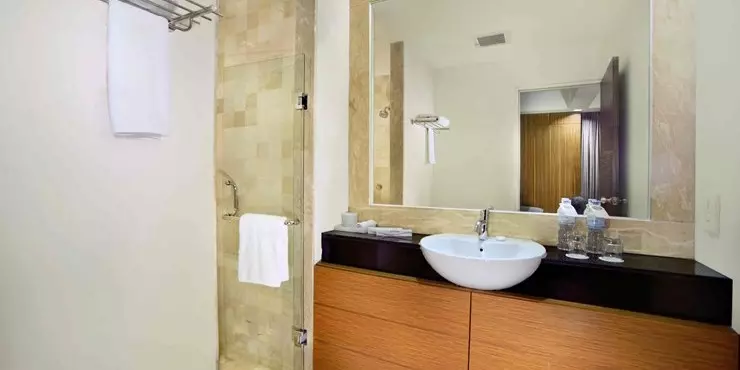 minimalist yet spacious bathroom designed for your family