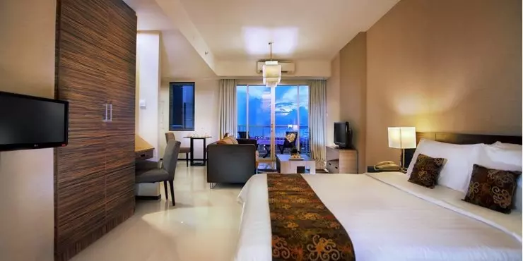 Contemporary and chic complete with imaginative artwork of 15m square meter Deluxe Rooms offering pool and city view ideal for family or business people come to Balikpapan
