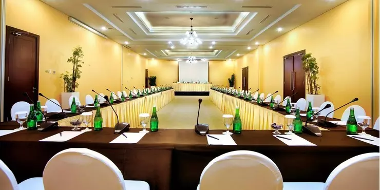 I think there needs to be a meeting to set an agenda for more meetings about meetings - Jonah Goldberg