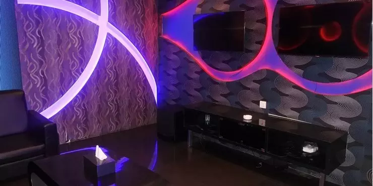 The Royale Karaoke provide 8 standard room & 2 VIP room with modern concept in each room