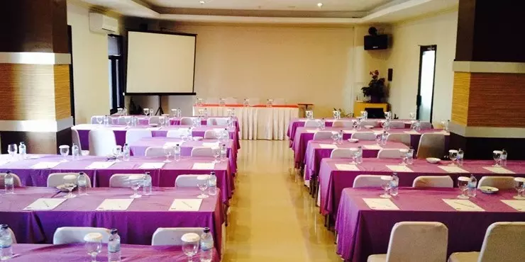 Spices Ballroom can accommodate up to 250 people with Classroom setup.