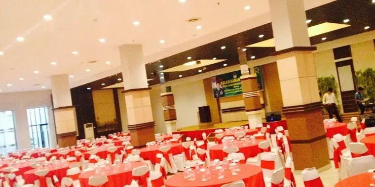Spices Ballroom can accommodate up to 300 people with Round table setup.