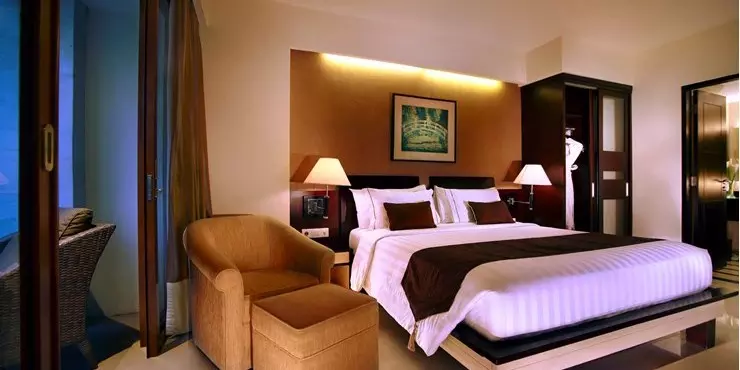 comfortable luxury spacious suite room in Kuta bali