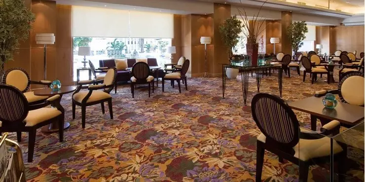 Cozy and relaxing lounge with live music accompany your afternoon until midnight in manado