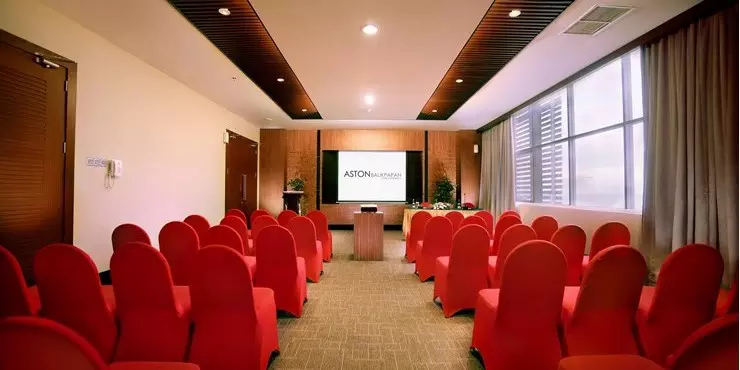 Interconnecting meeting room, making this an ideal venue for private meeting with maximum capacity.