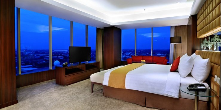 The spacious 153 sqm suites have a distinctly residential ambiance and include an inviting living room and a separate bedroom with a Oriental ambiance perfect for family and business people while staying in Madiun