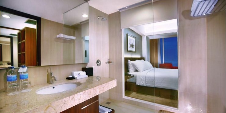 Modern bathroom with rain shower and complete amenities to use while staying in the best hotels Madiun