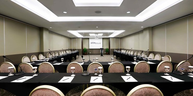 A perfectly fit meeting room for business gathering in general surrounded by mountain view in Sentul area