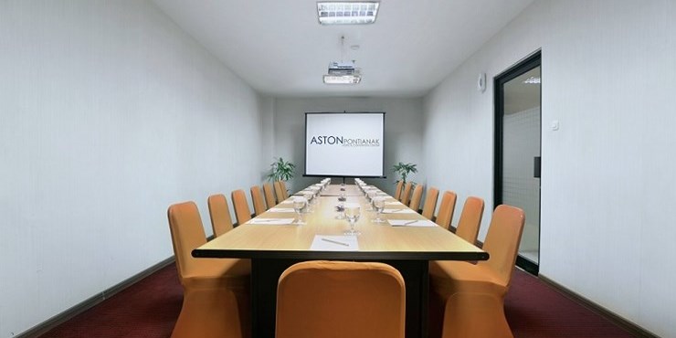 A U-Shape meeting room that easily hold up to 20 people.