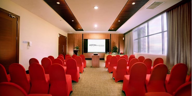 Interconnecting meeting room, making this an ideal venue for private meeting with maximum capacity.