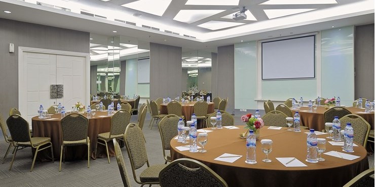 We have 6 stylish design meeting rooms with the medium size and maximum for 70 pax (classroom), 100 pax (theatre)